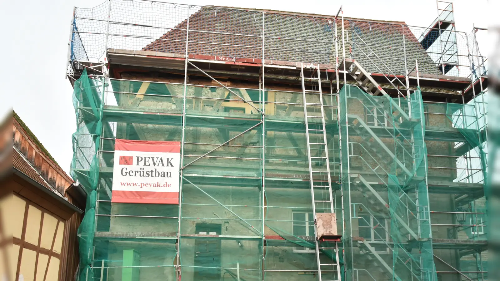 Der Kärnter bei der Neustädter Stadtkirche ist eingerüstet. Umfangreiche Freilegungsarbeiten finden dort am Mauerwerk statt. (Foto: Anita Dlugoß)