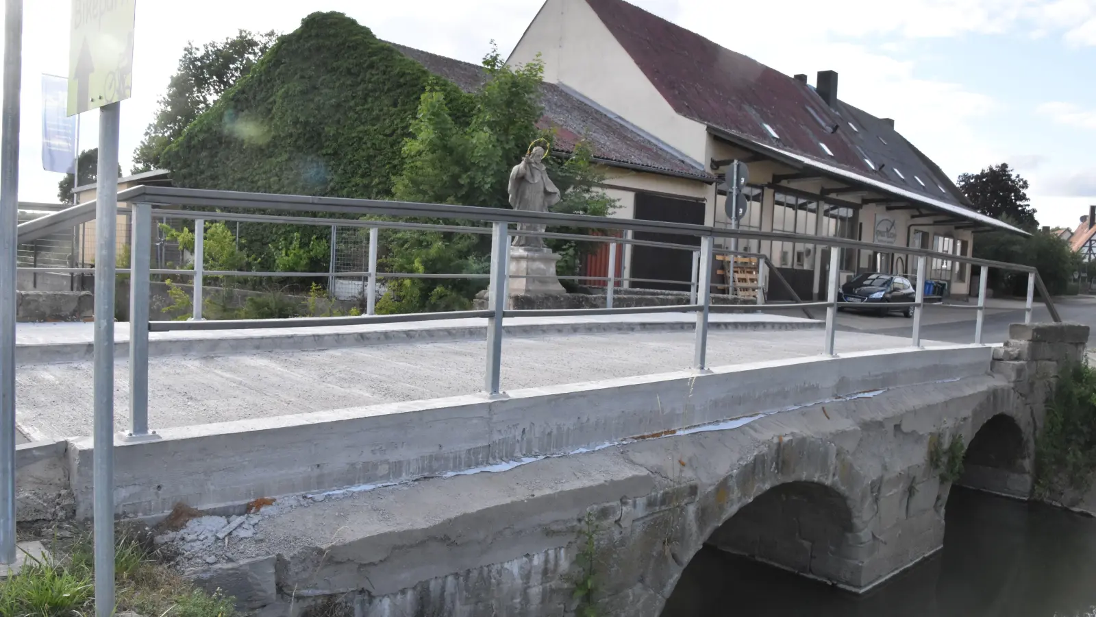 Auf der dreibogigen, sandsteinernen Altmannshäuser Bibartbrücke ist seit geraumer Zeit eine Behelfsfahrbahn aus Beton aufgesetzt. Das soll jedoch nicht auf Dauer so bleiben. Ob beziehungsweise inwieweit das Originalbauwerk erhalten werden kann, ist noch unklar. (Archivfoto: Andreas Reum)