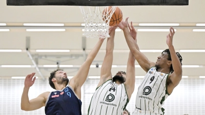 So wie hier im Spiel gegen Haching (links in Blau Sebastian Rauch) wird für die Neustädter Nedal Jenniat und Fernando Noblet-Durruthy (rechts) gegen Vilsbiburg viel Arbeit unter den Körben zukommen. (Foto: Martin Rügner)