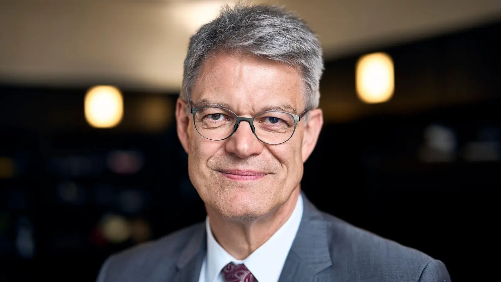 Für Minister Schnieder hängt mehr Pünktlichkeit nicht nur an Investitionen. (Archivbild) (Foto: Michael Ukas/dpa)
