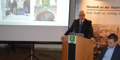 Ein vertrautes Bild zum letzten Mal: Bürgermeister Klaus Meier am Rednerpult bei seiner 18. und letzten Bürgerversammlung in der RathausEhrenHalle (Foto: Patrick Lauer )
