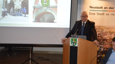 Ein vertrautes Bild zum letzten Mal: Bürgermeister Klaus Meier am Rednerpult bei seiner 18. und letzten Bürgerversammlung in der RathausEhrenHalle (Foto: Patrick Lauer )