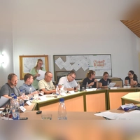 Protokollantin Christine Prechtel (stehend) sammelte die Einverständniserklärungen zur Künstlichen Intelligenz bei den Baudenbacher Rätinnen und Räten ein.  (Foto: Anita Dlugoß)