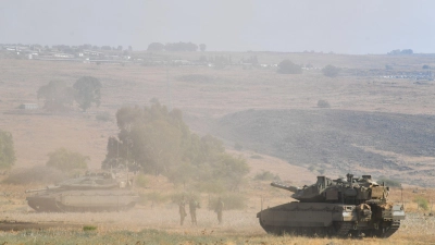 Ein israelischer Panzer nahe der Grenze zum Libanon (Archivbild) (Foto: Gil Eliyahu/JINI/XinHua/dpa)