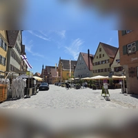 Sonnenschirme und Biertischgarnituren (links im Bild) stehen bereit: Dinkelsbühl ist für den Heimattag an diesem Wochenende, zu dem Tausende Gäste erwartet werden, gerüstet. Auch unabhängig von der Großveranstaltung ist die historische Altstadt ein beliebtes Ziel für Touristen. Welches Maß an Besuchenden vertretbar ist, war jetzt Thema eines Runden Tisches. (Foto: Markus Weinzierl)