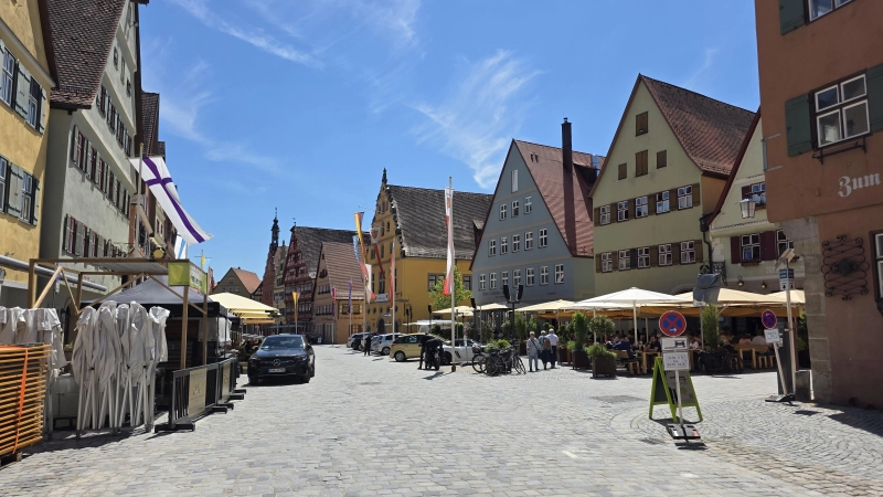 Sonnenschirme und Biertischgarnituren (links im Bild) stehen bereit: Dinkelsbühl ist für den Heimattag an diesem Wochenende, zu dem Tausende Gäste erwartet werden, gerüstet. Auch unabhängig von der Großveranstaltung ist die historische Altstadt ein beliebtes Ziel für Touristen. Welches Maß an Besuchenden vertretbar ist, war jetzt Thema eines Runden Tisches. (Foto: Markus Weinzierl)