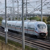 Bei Tempo 200 öffnete sich eine ICE-Tür - laut Bahn und Polizei war es kein Defekt. (Symbolbild) (Foto: Jan Woitas/dpa)