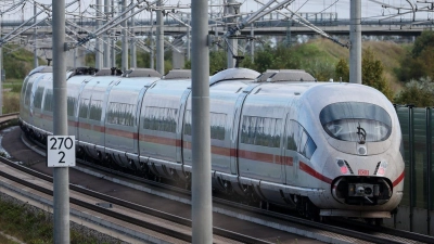 Bei Tempo 200 öffnete sich eine ICE-Tür - laut Bahn und Polizei war es kein Defekt. (Symbolbild) (Foto: Jan Woitas/dpa)