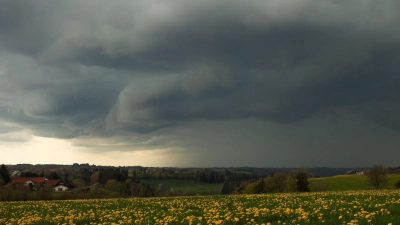 Teils kräftige Gewitter sind am Wochenende in Bayern möglich. (Symbolbild) (Foto: Alexander Wolf/onw-images/dpa)
