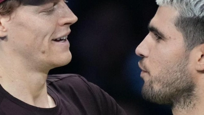 Rivalen auf dem Platz, Freunde im Leben: Jannik Sinner (l) und Carlos Alcaraz. (Foto: Antonio Calanni/AP/dpa)
