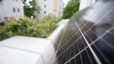 Staub, Pollen, Moos: Damit das Balkonkraftwerk auch volle Leistung bringen kann, braucht es gelegentlich eine Reinigung. (Foto: Sebastian Gollnow/dpa/dpa-tmn)
