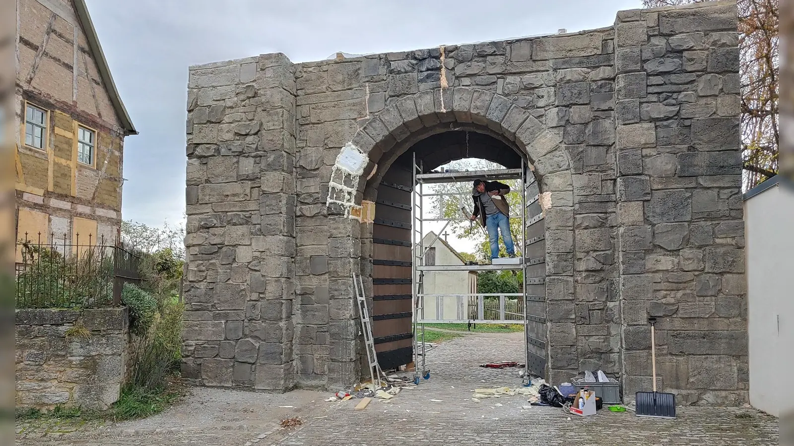Ein mittelalterliches Stadttor wird in der Baugruppe West des Fränkischen Freilandmuseums aufgebaut. (Foto: Katrin Merklein)