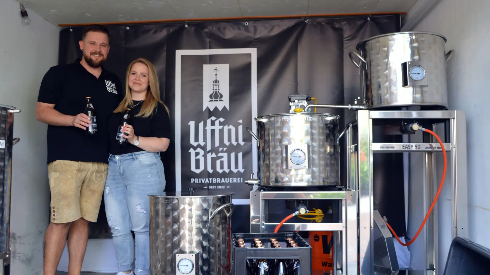 Christian und Sabrina Konyen stehen hinter der Marke „Uffni-Bräu“. Schon am Uffenheimer Kirchweihfreitag dürfen alle Bierfreunde den neuen Tropfen erstmals probieren. (Foto: Johannes Zimmermann)