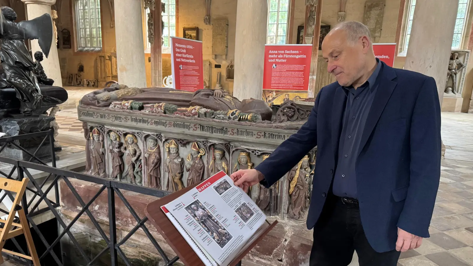 Pfarrer Dr. Ulrich Schindler betrachtet die Informationen zum Hochgrab der Kurfürstin Anna.  (Foto: Lara Hausleitner)