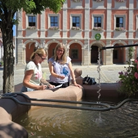 Der Neptunbrunnen am Marktplatz ist eine von insgesamt elf Stationen der Wasserrallye durch Neustadt an der Aisch. (Foto: Lisa Tiefel/Stadt Neustadt an der Aisch)
