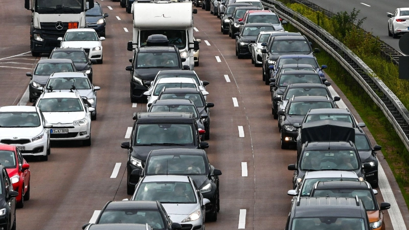 Gleich drei Auffahrunfälle gab es im dichten Reiseverkehr auf der A7. (Symbolbild) (Foto: Heiko Rebsch/dpa)