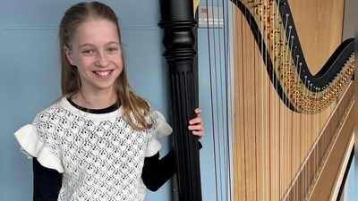 Fides Leimbach mit ihrer Konzertharfe: Die Zwölfjährige tritt Ende März beim Landeswettbewerb von „Jugend musiziert” an.  (Foto: Lara Hausleitner)