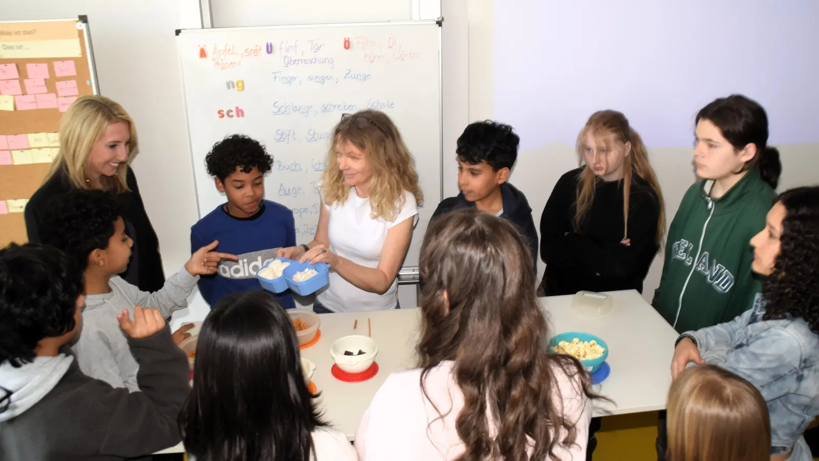 Kultusministerin Anna Stolz verfolgte interessiert, wie in der Deutschklasse unterrichtet wird. (Foto: Gerhard Krämer)