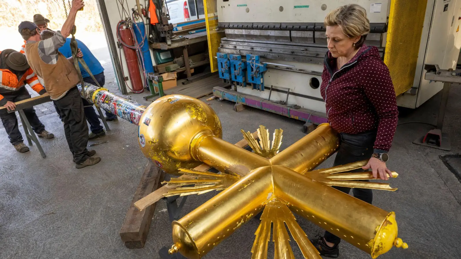Die Familie der zuständigen Kunstschmiedin hat eine enge Verbindung zum Zugspitz-Kreuz.  (Foto: Peter Kneffel/dpa)