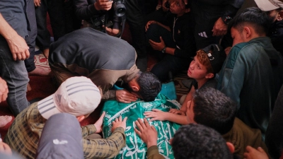 Der bei einem israelischen Militärangriff getötete Hamas-Kommandeur wurde in Gaza beigesetzt. (Foto: Jehad Alshrafi/AP/dpa)
