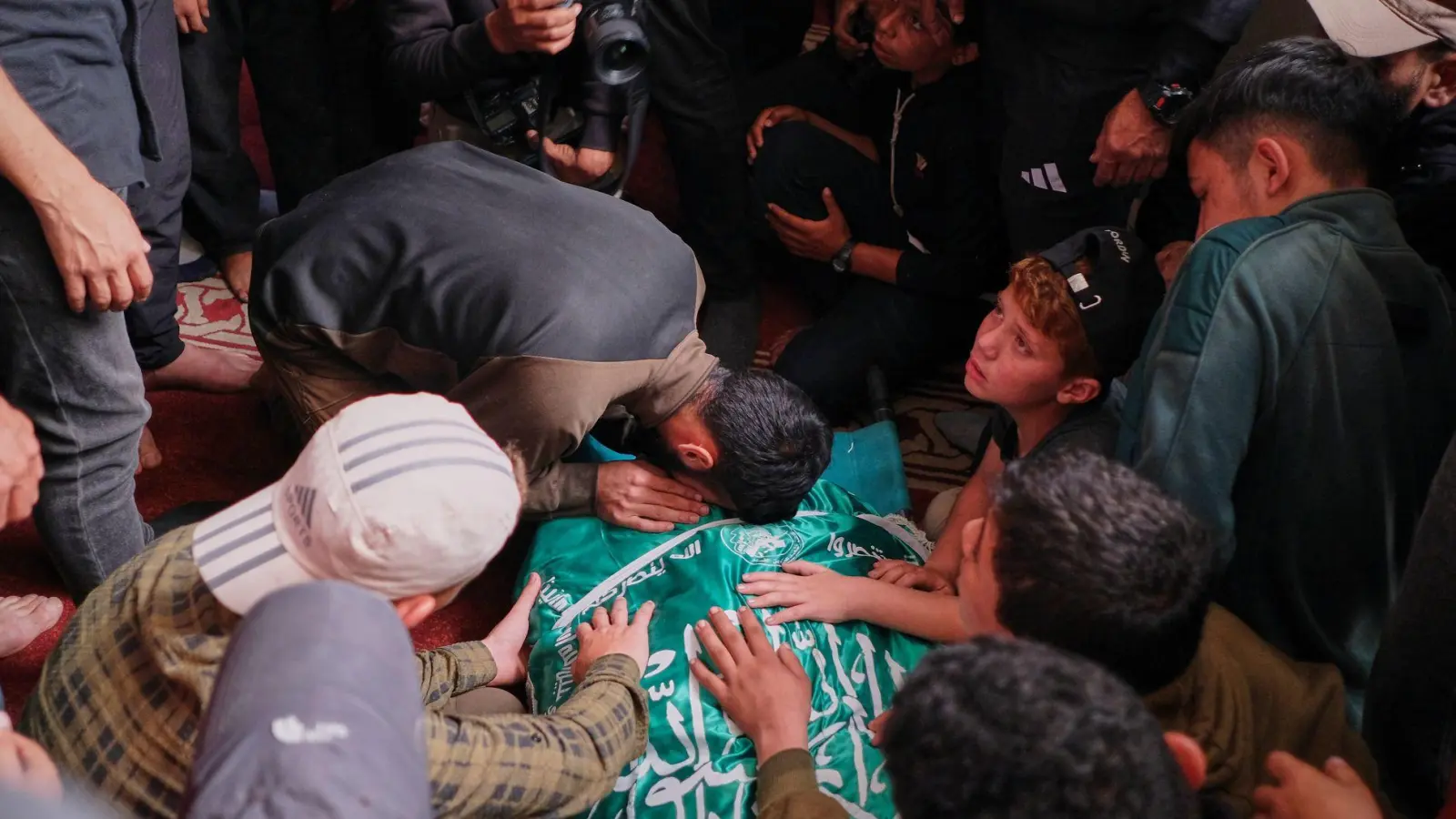 Der bei einem israelischen Militärangriff getötete Hamas-Kommandeur wurde in Gaza beigesetzt. (Foto: Jehad Alshrafi/AP/dpa)