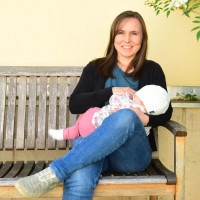 Stefanie Radinger (Grüne) bringt als Gemeinderätin regelmäßig ihr Baby zu Sitzungen mit. Das führte in der jüngsten Sitzung dazu, dass ein Gemeinderat die Sitzung verließ. (Foto: Irmeli Pohl)