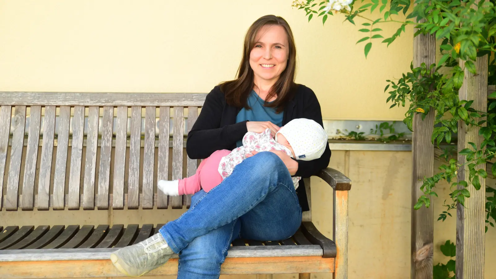 Stefanie Radinger (Grüne) bringt als Gemeinderätin regelmäßig ihr Baby zu Sitzungen mit. Das führte in der jüngsten Sitzung dazu, dass ein Gemeinderat die Sitzung verließ. (Foto: Irmeli Pohl)