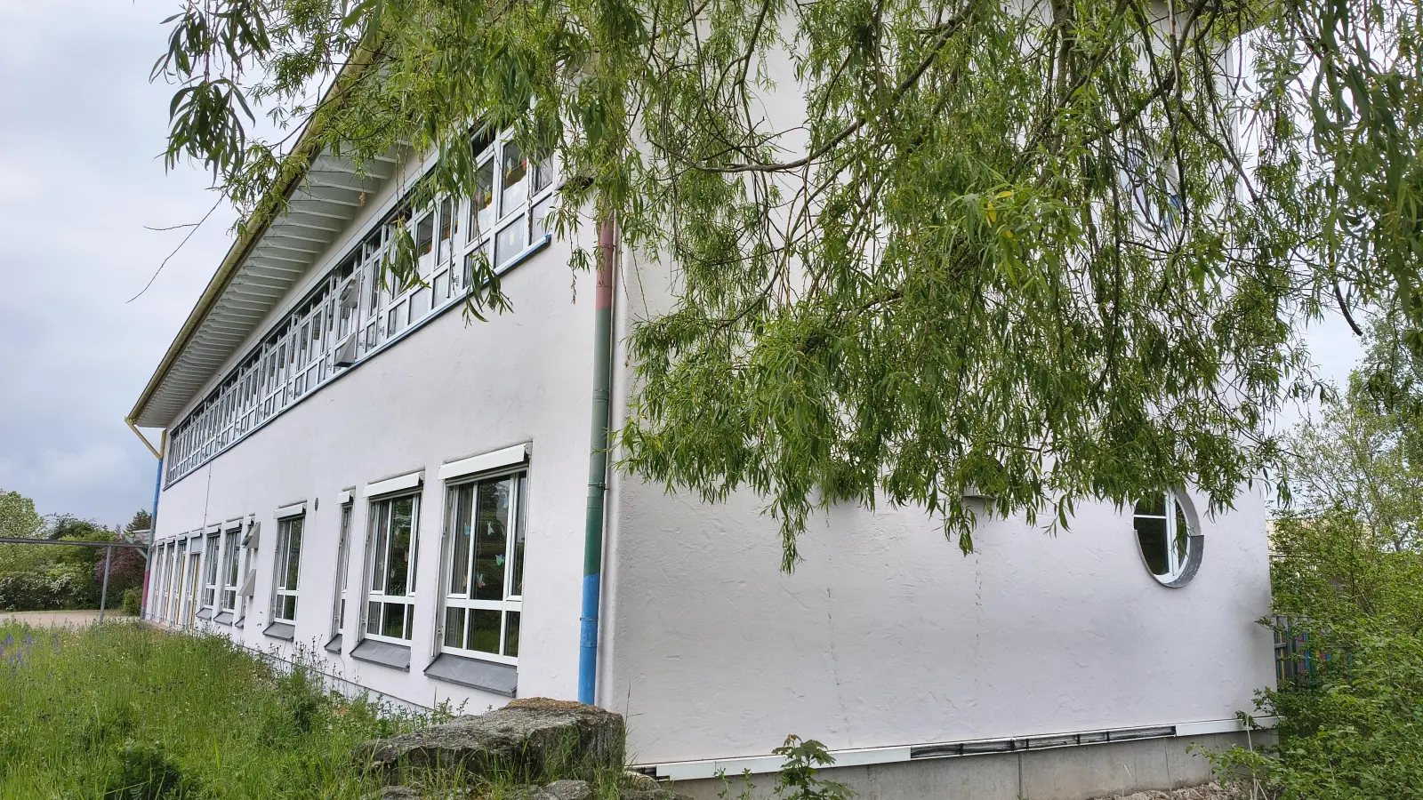 Die Merkendorfer Grundschule bekommt einen Anbau. Hintergrund ist der Anspruch auf Ganztagesbetreuung. Das Vorhaben ist mit 3,5 Millionen Euro veranschlagt. (Foto: Robert Maurer)
