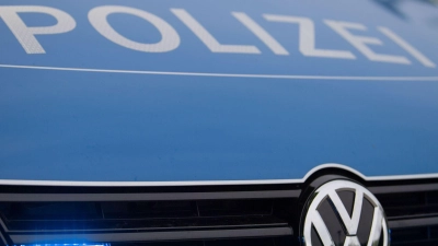 Die Polizei hält die Jugendlichen an. (Symbolbild) (Foto: Lino Mirgeler/dpa)