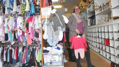 Für Aike Strauß ist ihr Laden eine Art Berufung. Reich wird man davon nicht, aber einen Begegnungsort und günstige Einkaufsmöglichkeiten für Mütter zu bieten, erfüllt sie mit Freude. (Foto: Anita Dlugoß)