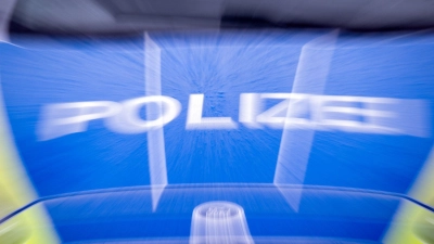 Die Polizei sperrte die Unfallstelle für mehrere Stunden. (Symbolbild) (Foto: Soeren Stache/dpa)