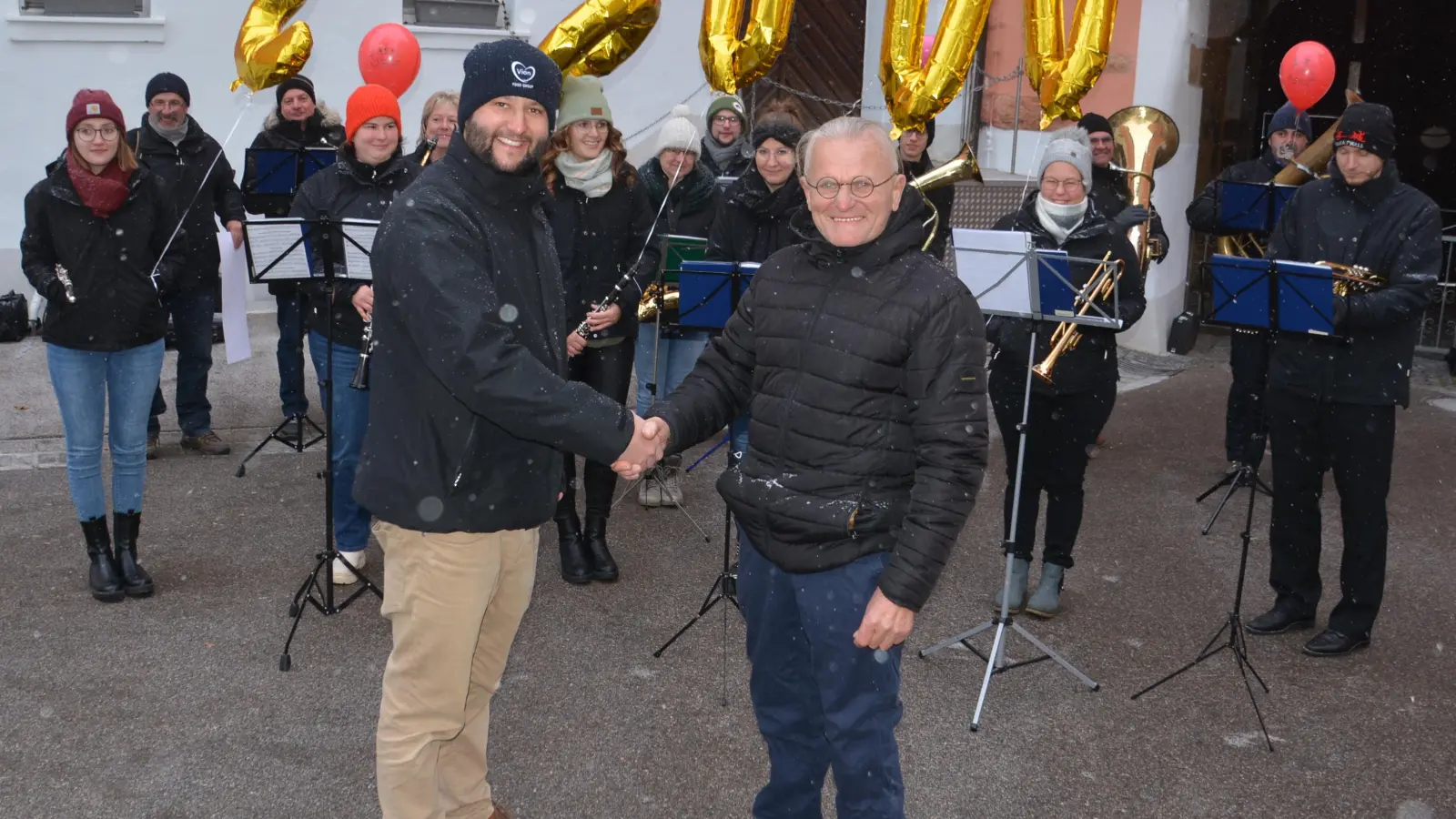Herzlich bedankte sich Rudolf Goppelt (rechts) vom Förderverein des Wassertrüdinger Christa-Maria-Stifts bei Dirigent Franz Schwaiger (links) vom Musikverein Großenried für die diesjährige Spende und die 30 Jahre währende Unterstützung. (Foto: Peter Tippl)