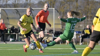 Gelungener Einstand: SVW-Neuzugang Nadine Hilkert (links) kam gegen Hegnach (rechts Laura Heldt) erstmals zum Einsatz. (Foto: Martin Rügner)