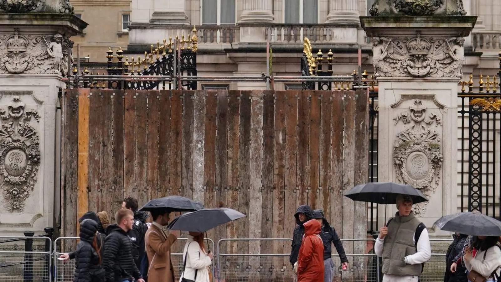 Ein Tor des Buckingham-Palasts ist notdürftig repariert, nachdem ein Auto in den Zaun gekracht war. (Foto: Jordan Pettitt/PA Wire/dpa)