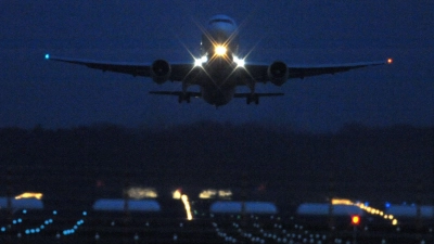 Nur ein kleiner Teil der Menschheit fliegt regelmäßig, hinterlässt damit aber einen enormen ökologischen Fußabdruck.  (Foto: picture alliance / dpa)