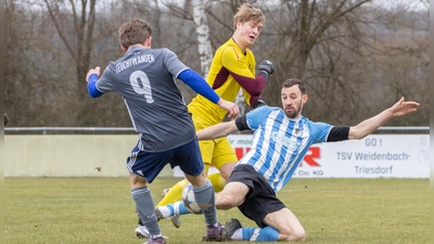 Da geht es zur Sache: Ornbaus Torjäger Andreas Engelhardt (in Blau-Weiß) und Feuchtwangens Jerome Nowka (in Grau) treten nach dem Ball, TuS-Keeper Jens Lindörfer schaut genau hin. (Foto: Markus Zahn)