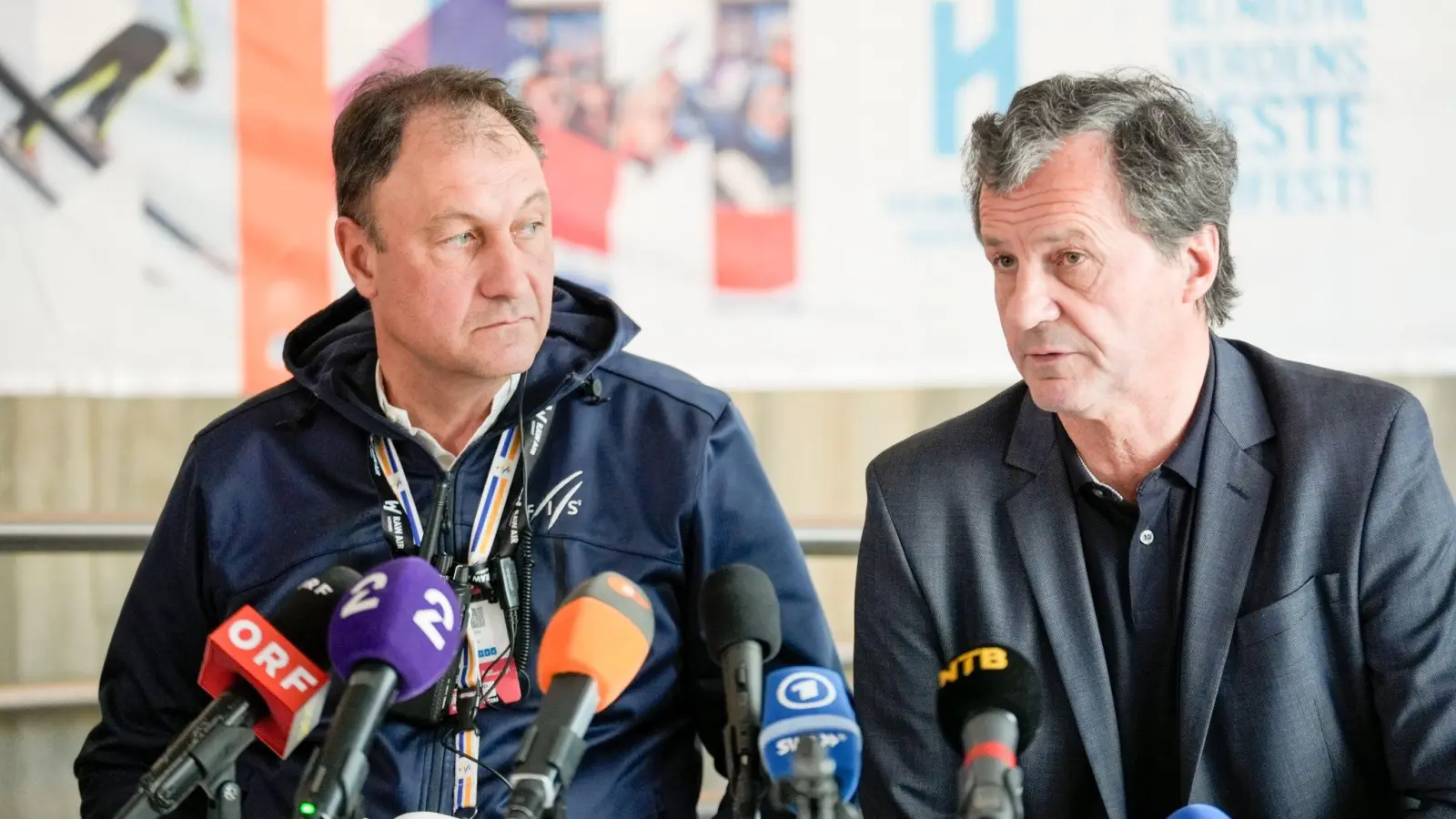 Fis-Rennleiter Sandro Pertile (l) wirkt angeschlagen. (Foto: Terje Bendiksby/NTB/dpa)