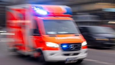 Der Fahrer der Kehrmaschine wurde in ein Krankenhaus gebracht. (Symbolbild) (Foto: Monika Skolimowska/dpa)