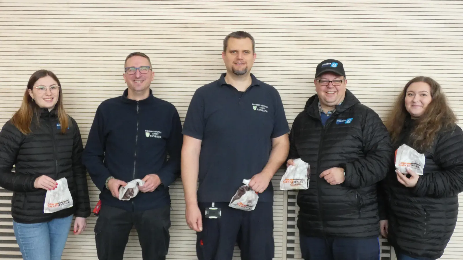 Mit 25 Krapfen macht Radio 8 bei der Krapfentour Halt in der neuen Integrierten Leitstelle in Brodswinden. (Foto: Calotta Halbrock)