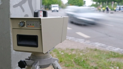 1000 Fahrzeuge haben die Beamten bei der Messstelle an der B13 am Donnerstagvormittag kontrolliert. (Symbolbild: Sebastian Willnow/dpa)