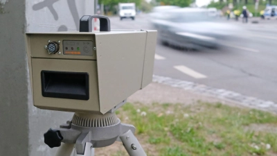 Lieber ans Tempolimit halten, dann macht der Kasten am Wegesrand auch kein teures Foto. (Foto: Sebastian Willnow/dpa)