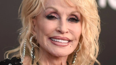 Dolly Parton sagt lange geplante Auftritte in Las Vegas ab. (Archivbild) (Foto: Richard Shotwell/Invision via AP/dpa)