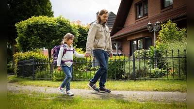 An die Hand genommen: Eltern üben den Schulweg mit dem Nachwuchs natürlich mehrfach, bevor die Kleinen ihn erstmals alleine zurücklegen können. (Foto: Christin Klose/dpa-tmn)