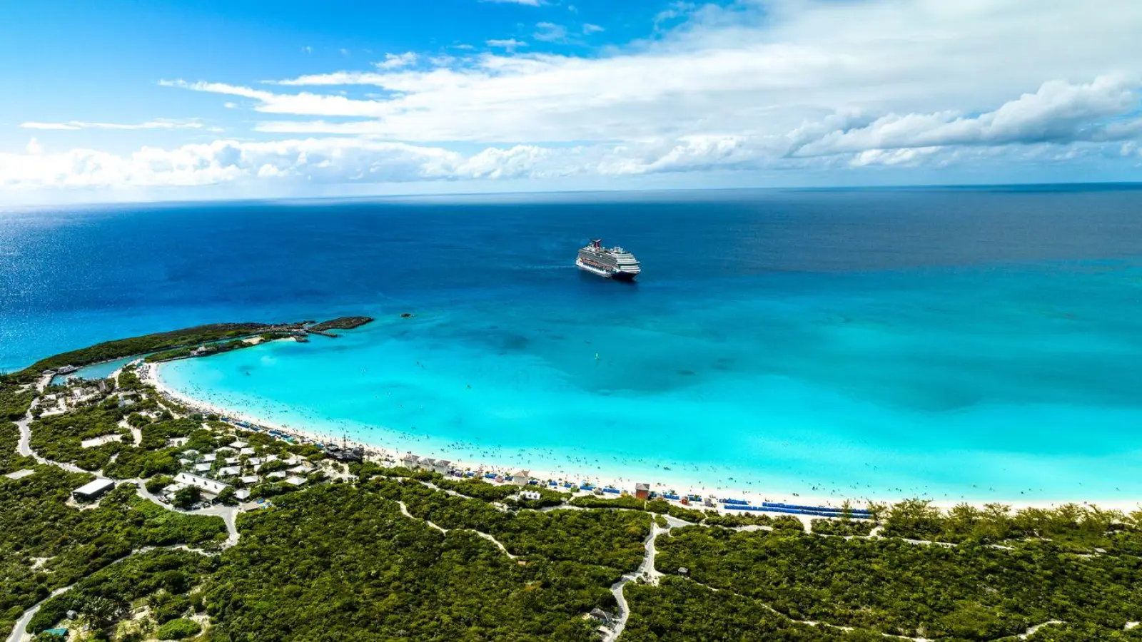 Die Half Moon Cay ist eine Privatinsel des Carnival-Konzerns - 2026 wird hier ausgebaut, unter anderem entsteht ein zweiter Pier. (Foto: Carnival Cruises/dpa-tmn)