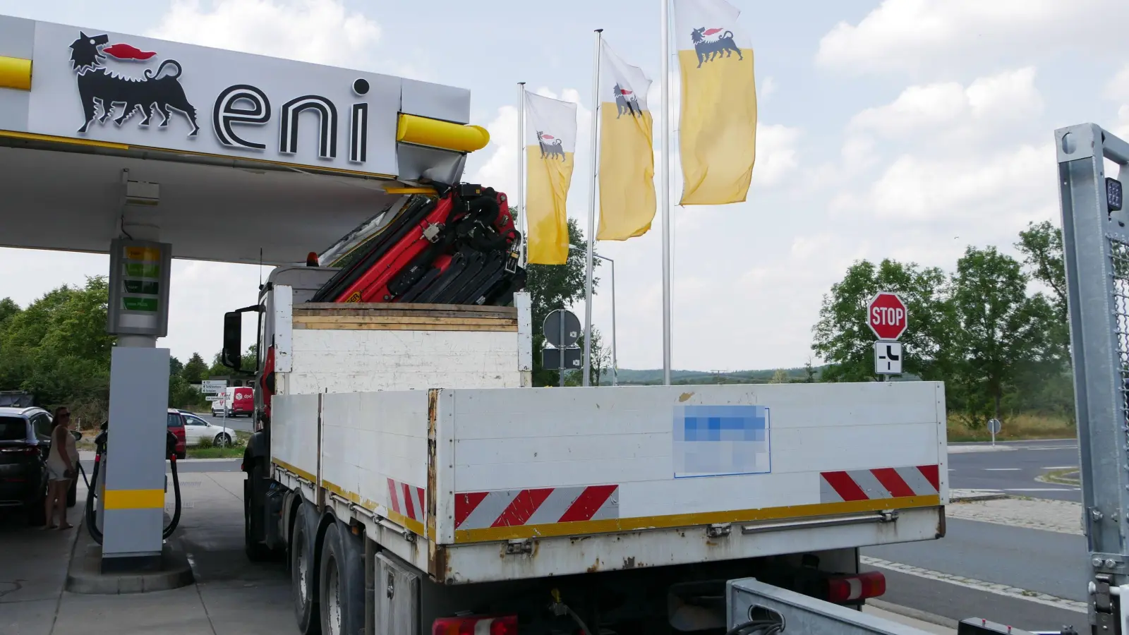 Ein Teleskop-Kran blieb am Montagnachmittag an einem Tankstellendach in Markt Bibart hängen. (Foto: Ulrike Ganter)