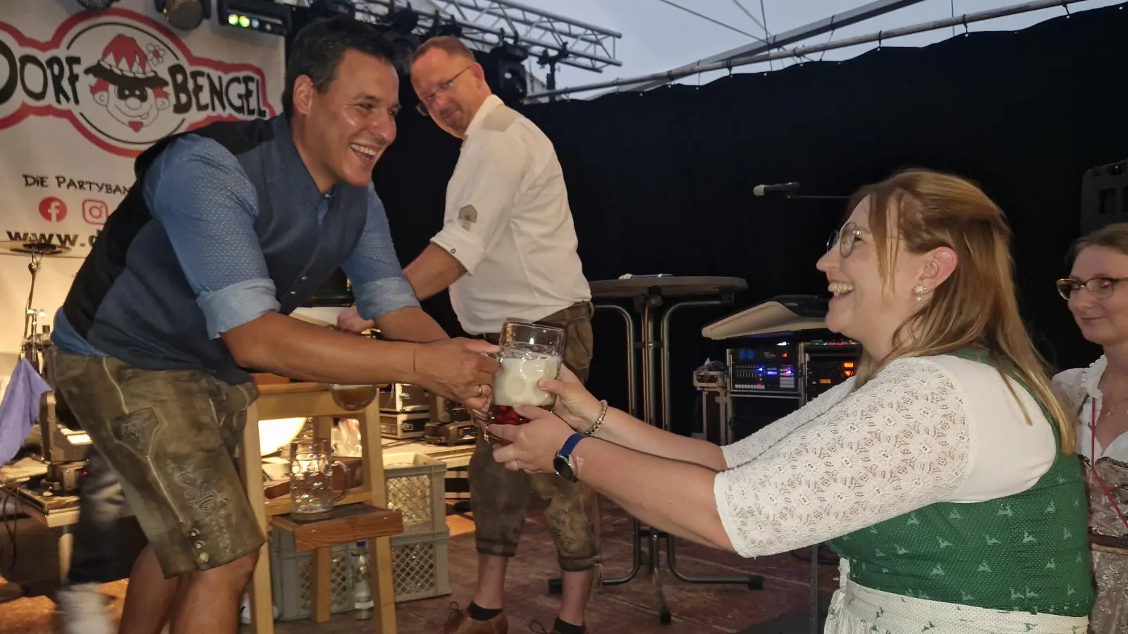 Die Gemeinde spendiert zur Eröffnung der Kirchweih Freibier. (Foto: Friedrich Strohmeier)