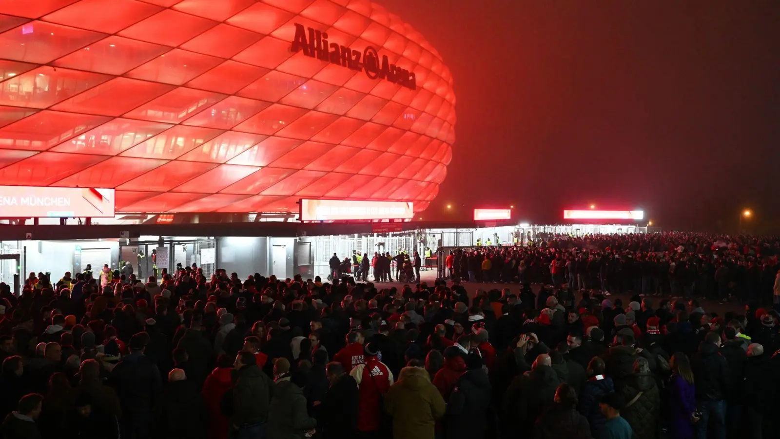 Die Fans strömen zur Allianz Arena, viele verspätet wegen Problemen bei der Anfahrt. (Foto: Sven Hoppe/dpa)