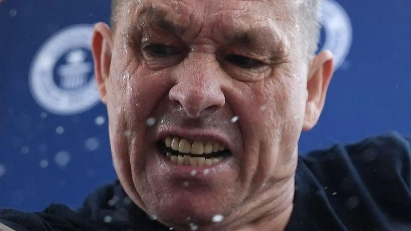 Gaude knackte seinen eigenen Rekord von 83 Kokosnüssen. (Foto: Marcus Brandt/dpa)