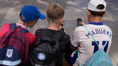 In Australien dürfen Kinder und Jugendliche unter 16 Jahren keine eigenen Konten mehr auf vielen großen Social-Media-Plattformen besitzen. (Archivbild) (Foto: Rick Rycroft/AP/dpa)