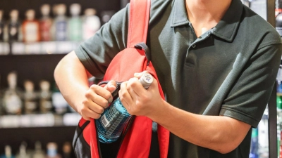 Vermeintliche Ladendiebe in Markt Erlbach erwischt: Drei Personen versuchten Waren wie Getränke und Süßigkeiten zu stehlen.  (Symbolbild: Oliver Berg/dpa)